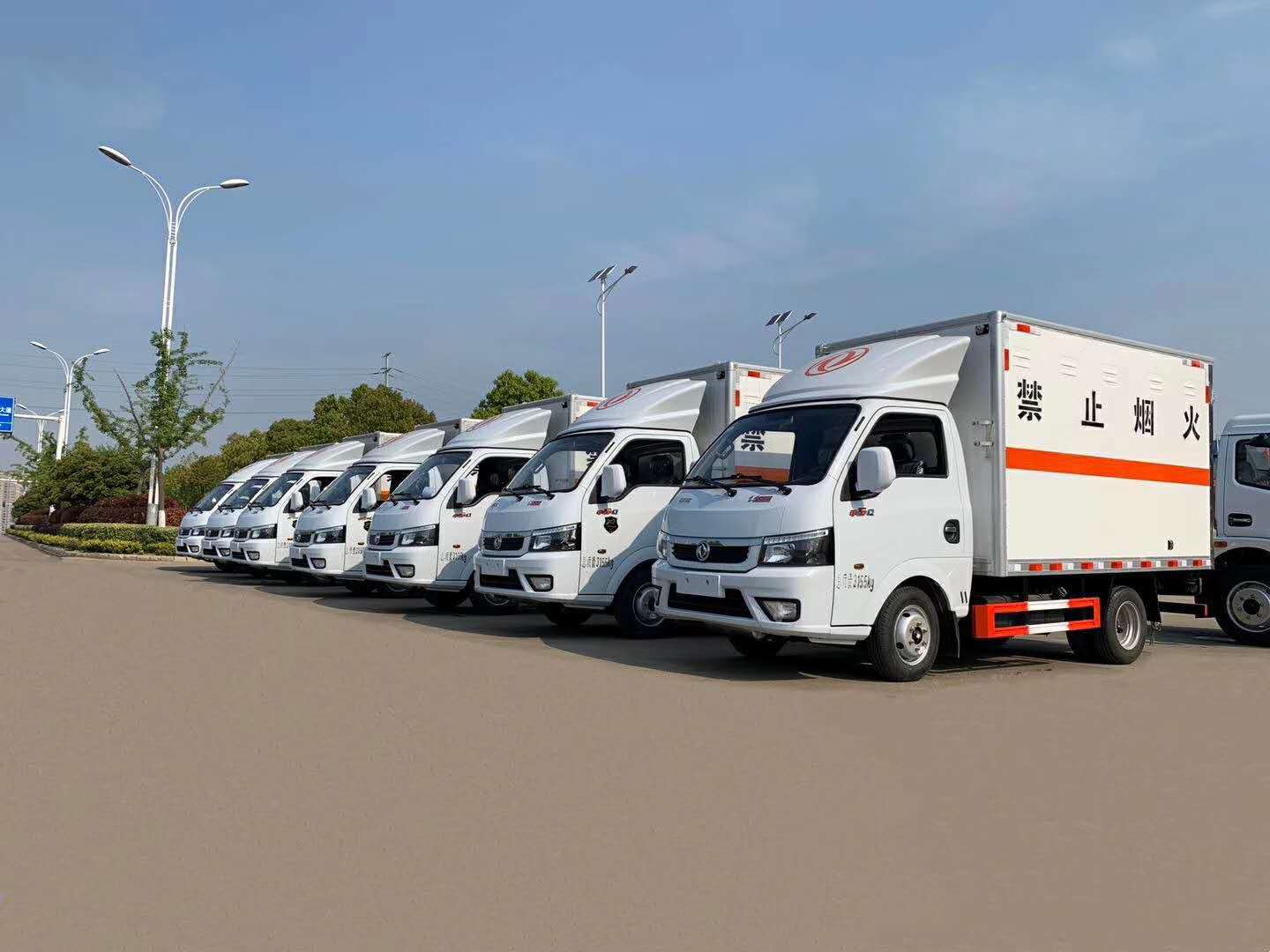 6臺易燃?xì)怏w運輸車發(fā)往蘭州，載重740KG，可市區(qū)或鄉(xiāng)鎮(zhèn)行駛